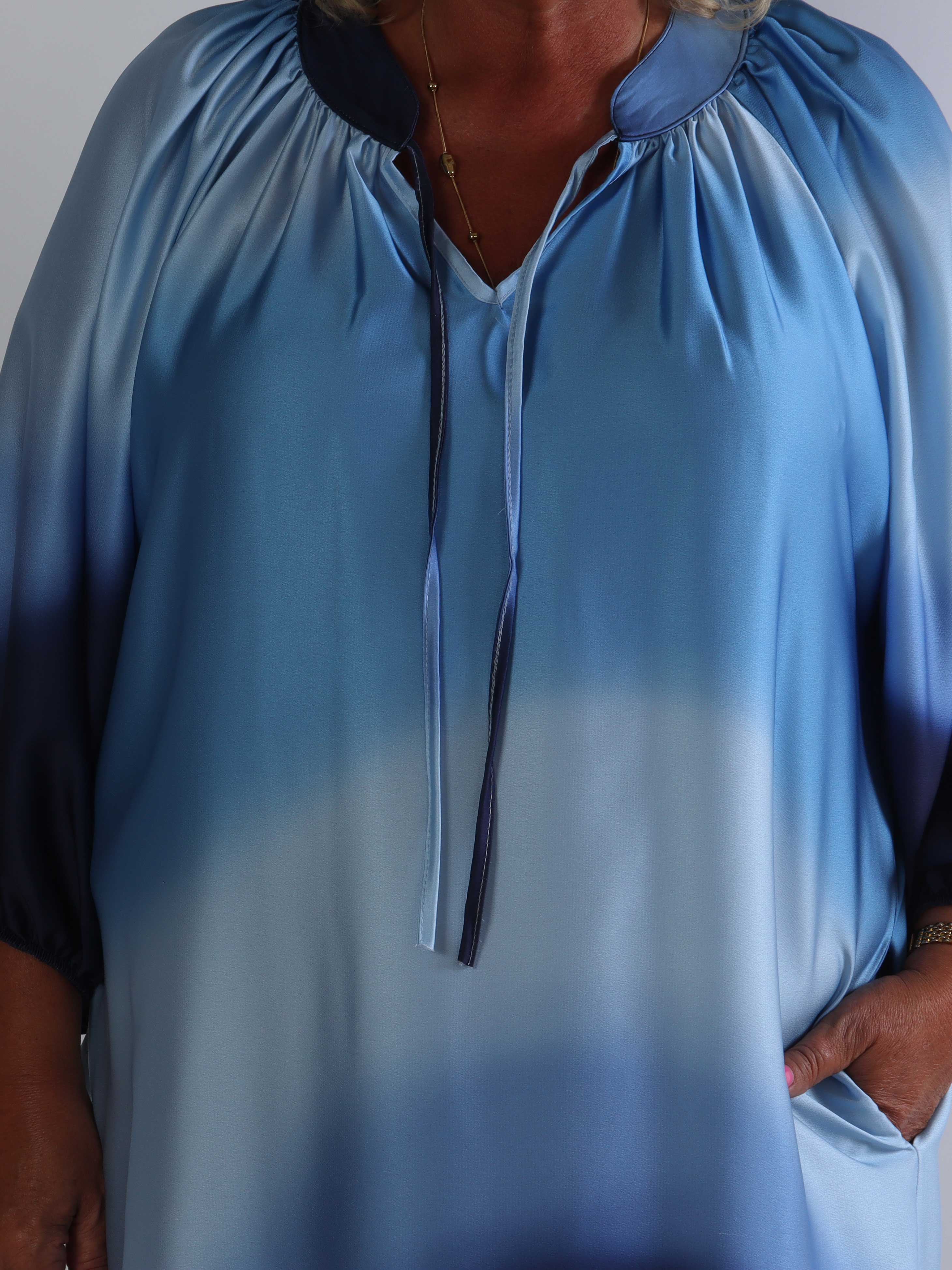 Amidala Batik - Elegant plus size tunikakjole i batikmønster med lommer